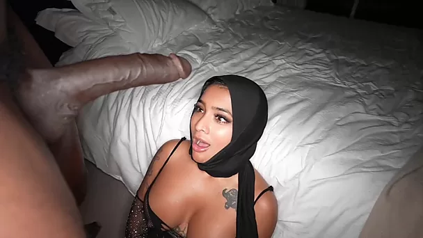 Cara negro com um pau enorme fode sua meia-irmã gostosa usando hijabi e lingerie sexy