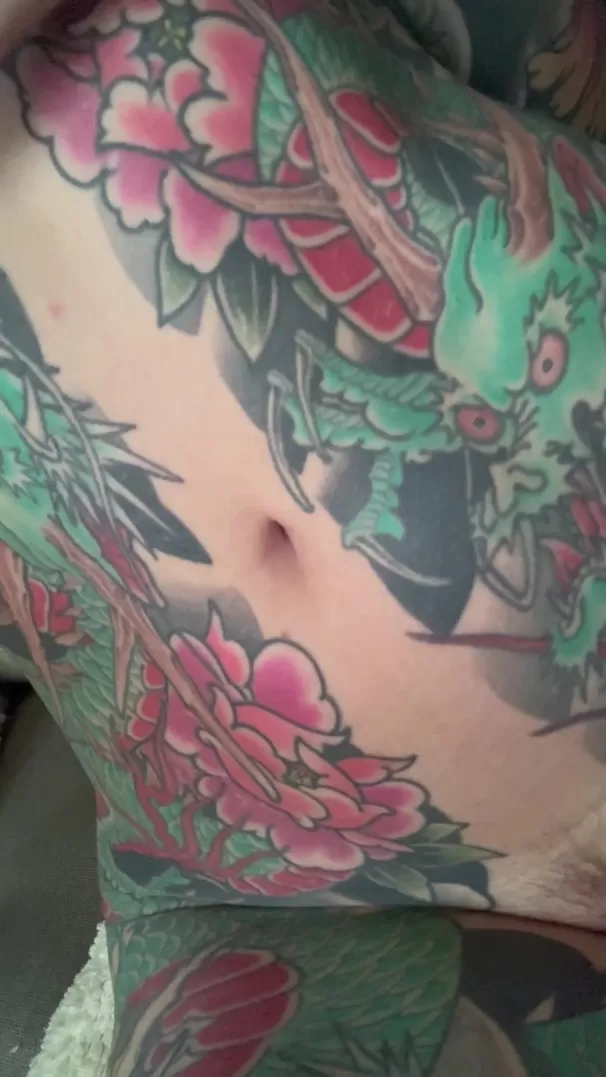 Je vous dévoile mes seins tatoués