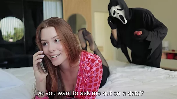 Verbluffende slanke roodharige hottie arinafox geeft haar kutje over aan meneer Ghost op Halloween