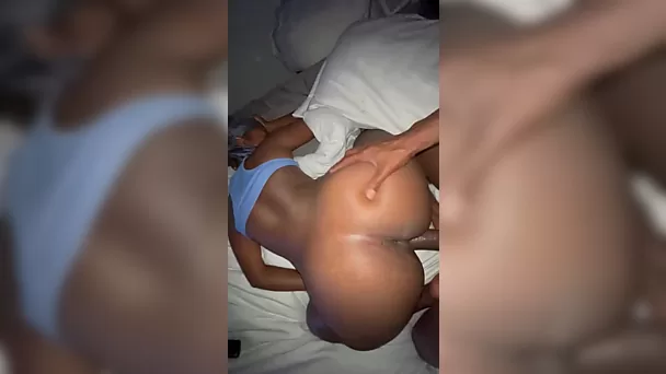 Pov phat bottomed ébano teve sua buceta fodida em estilo cachorrinho