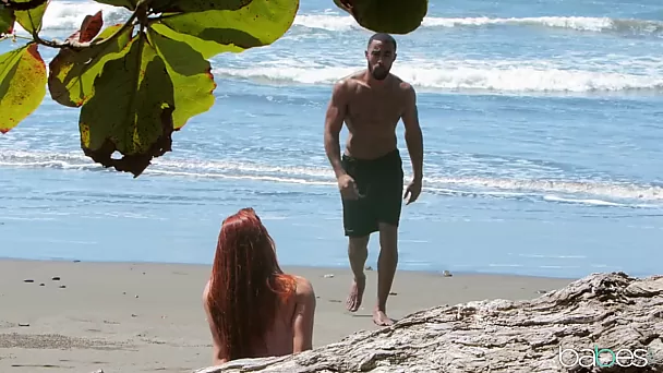 Рыжеволосая симпатяшка цепляет парня на пляже