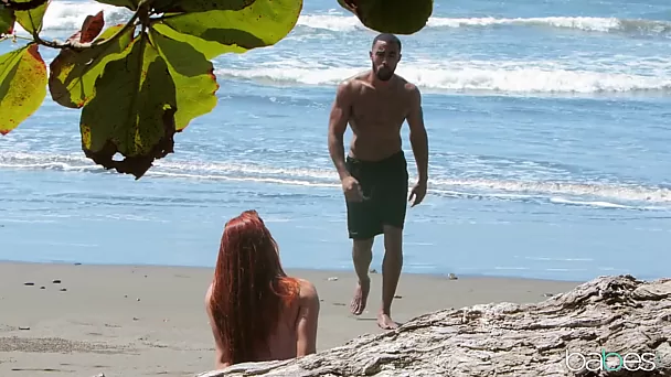 Une rousse mignonne ramasse de la BBC sur la plage