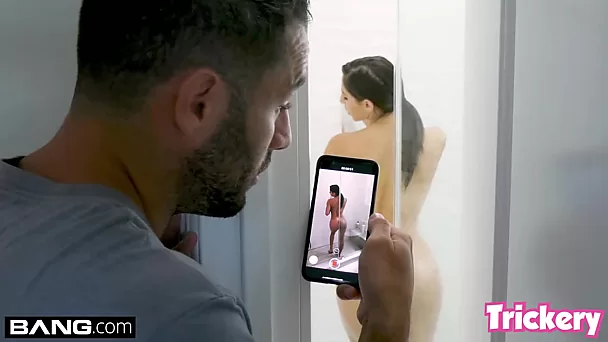 El hermanastro tiene muchas ganas de follar a Abella Danger