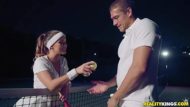 Chica jugosa en uniforme monta la polla de su entrenador de tenis y recibe facial