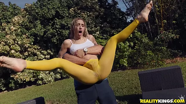 Horny abella danger en pantalon jaune chevauche une bite dure