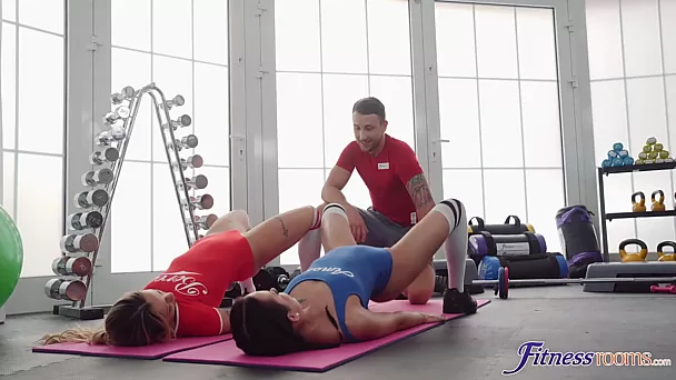 Cara de sorte - treinador de fitness w Boner faz dois buracos molhados em seu ginásio