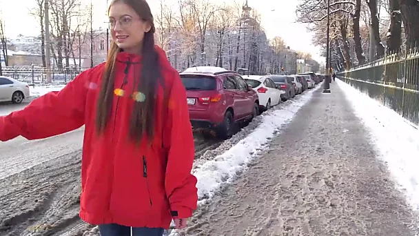 Szczupła rosyjska nastolatka zostaje zerżnięta w dupę dużym kutasem nieznajomego