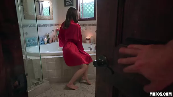 Teenie mit Knackarsch wurde nach POV-Sex im Badezimmer ins Gesicht gespritzt