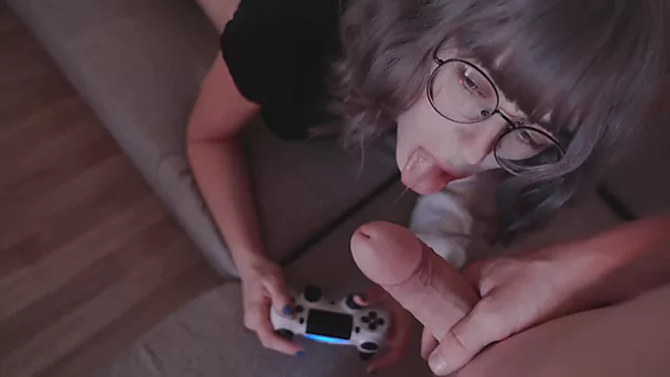 Gamer girl était couverte de sperme après une connexion rapide avec son petit ami excité