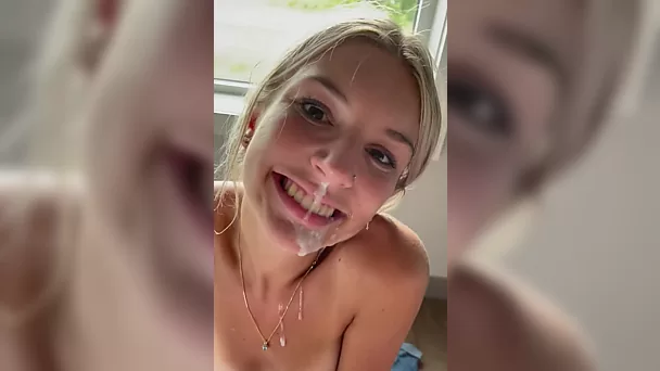 Una linda rubia le chupa la polla dura a un chico en POV