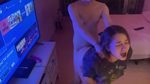 Soirée cinéma transformée en baise brutale par derrière - vidéo maison