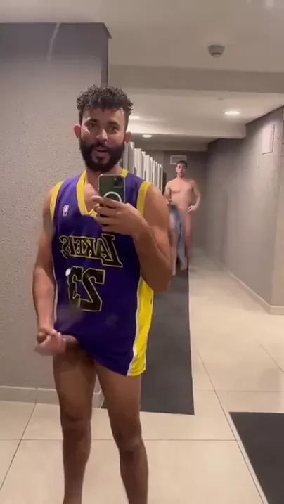 Des mecs excités dans les vestiaires