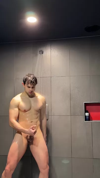 Je ne peux pas me contrôler, surtout pas sous la douche de la salle de sport.