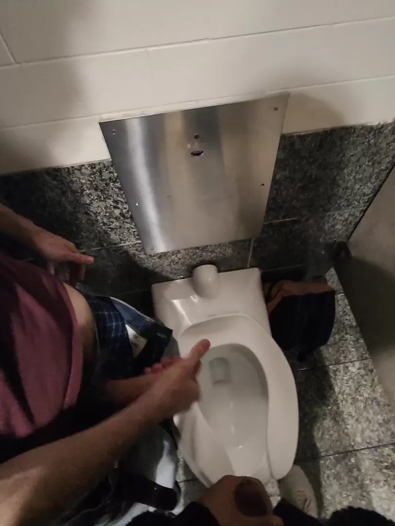 Baiser avec un mec de 21 ans dans les toilettes du centre commercial