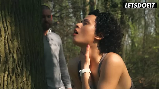 Ragazza con i capelli ricci è pronta a scopare uno sconosciuto dell'ostello senza pericoli