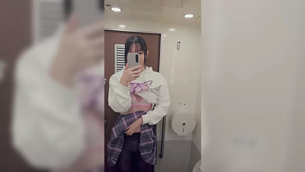 公衆トイレでおいしそうなペニスを撫でる中国人女装子