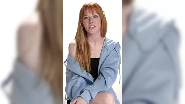 La jolie rousse mince Madi Collins atteint un orgasme frissonnant tout en faisant plaisir à sa chatte avec un vibromasseur