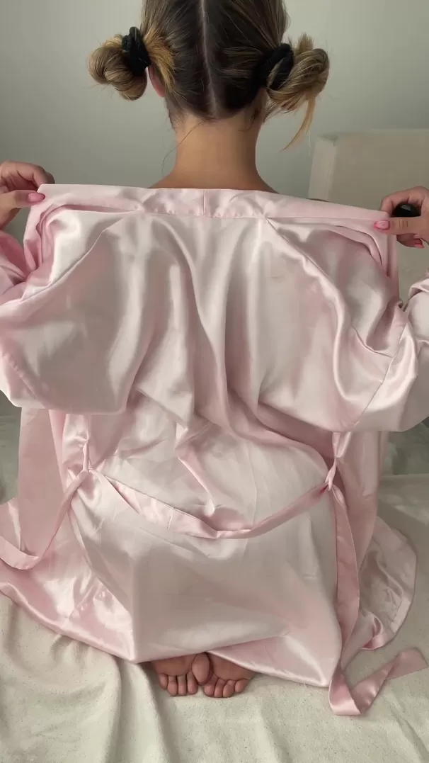 J'enlève ma robe de chambre pour te montrer mes fesses