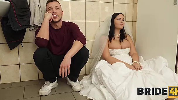 BBW-Braut Sofia Lee betrügt vor der Hochzeit im Badezimmer - bride4k