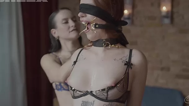 Miss Flora et Mia Stone s'étouffent et se font baiser pendant une séance de BDSM lesbien - cheex