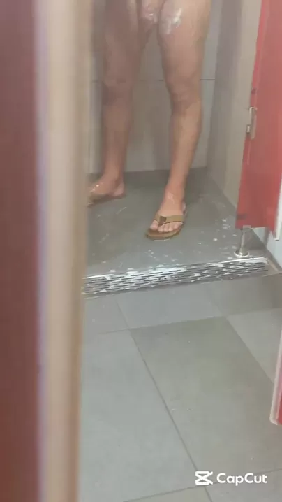 Qui veut prendre une douche avec papa à la salle de sport ?