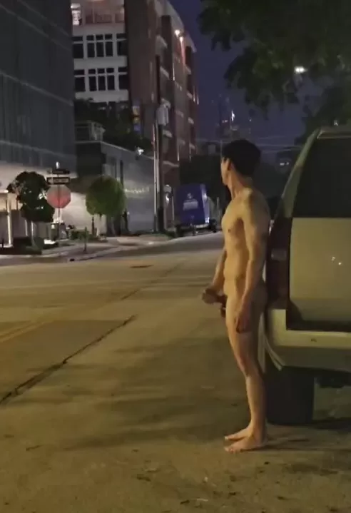 La pillé corriendo descalza y desnuda en la calle.