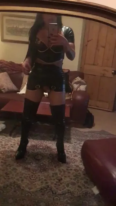 Aylla Gattina est au Royaume-Uni maintenant et veut baiser des culs britanniques