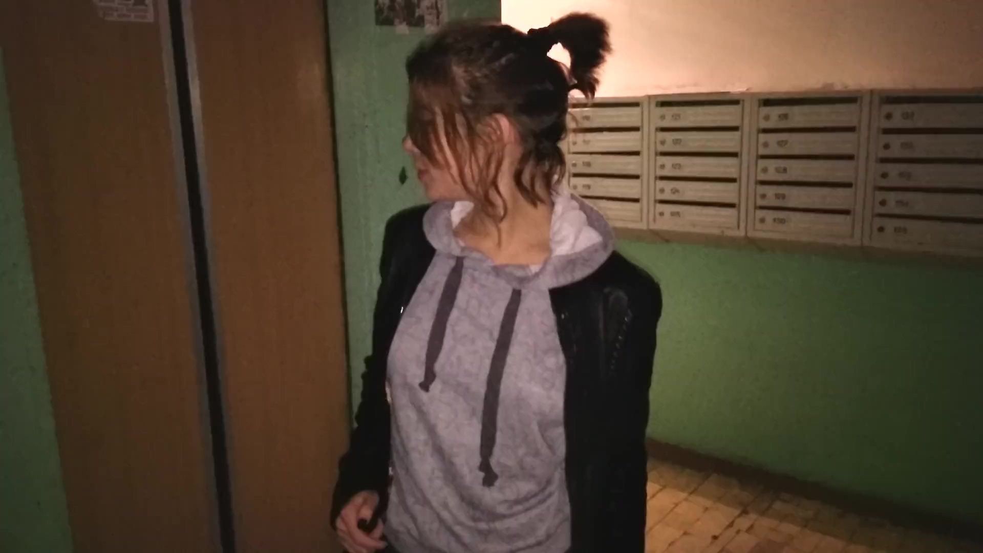 Echter POV-Sex in der Öffentlichkeit / Russisches Teen geht mit Sperma im Höschen spazieren Bild