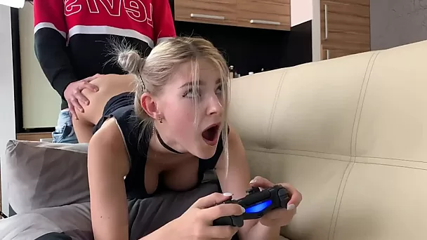 Britse gamerbabe speelt ps4 terwijl ze zuigt en neukt