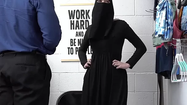 Шлюшка-грешница в хиджабе попалась на краже и отдалась офицеру прямо в подсобке