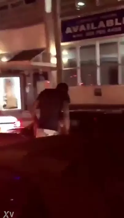 Una chica blanca en el tráfico vio a un chico negro y comenzó a chuparlo.