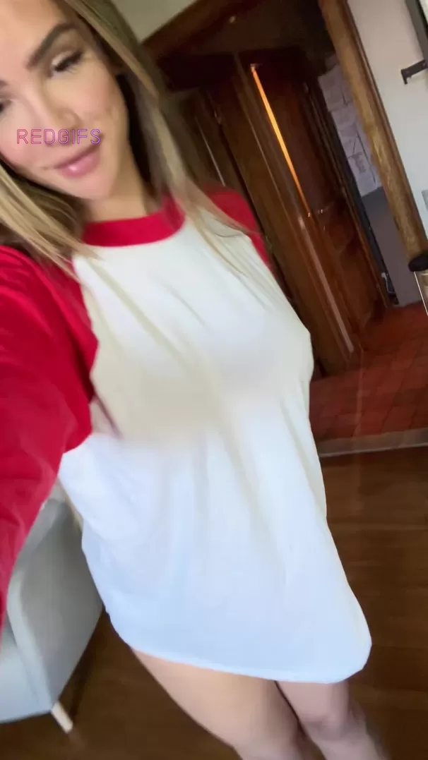 Juste une fille ordinaire, un t-shirt ample et une...  bite