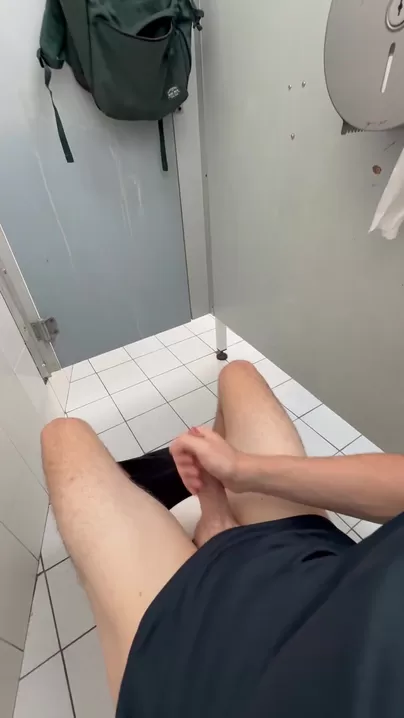 Bro's geven me uitdagingen, gaan terug naar dit openbare toilet om ze te vullen