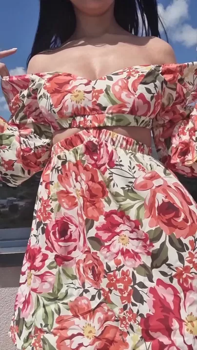 Cette jolie robe cache de grandes surprises coquines !  Révéler