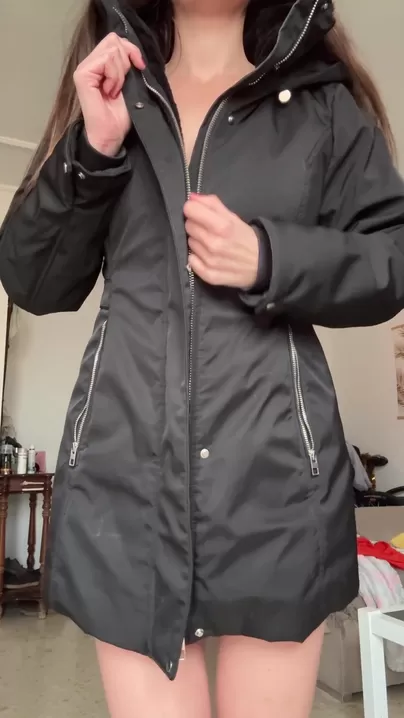 Ce serait amusant de sortir avec mon manteau d'hiver sans rien porter d'autre