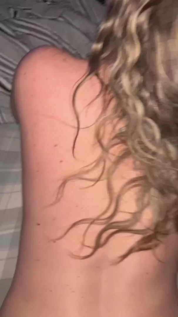 Tire mes cheveux et baise-moi aussi fort que tu veux…