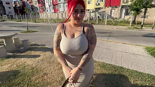 Estrella porno latina pelirroja con curvas, grandes tetas y un culo enorme le ofrece a sus fans sexo inolvidable