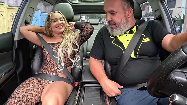 Brasileira gostosa e curvilínea deixa um velho gordo furar seus dois buracos e encher sua boceta no carro