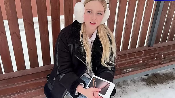 Jolie jeune blonde se fait baiser par un inconnu chez lui pour un nouvel iphone