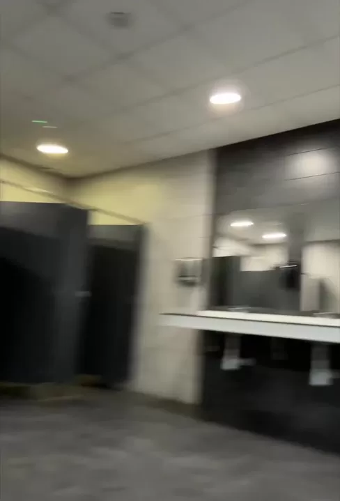 Sucer une énorme bite au milieu des toilettes m'excite toujours.