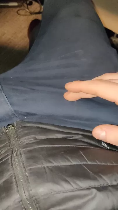 Je caresse légèrement ma bite à travers mon pantalon au travail jusqu'à ce que le liquide pré-éjaculatoire la traverse