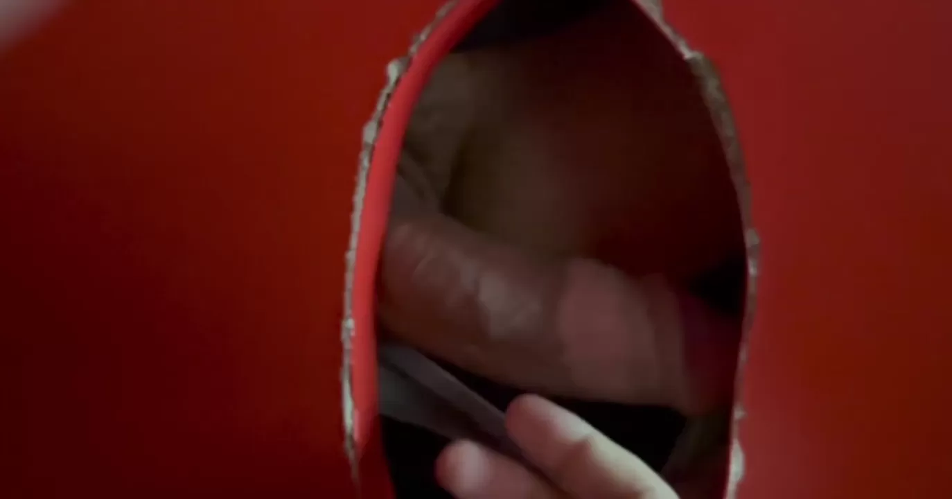 Una jovencita caliente y en forma en el gloryhole del sex shop