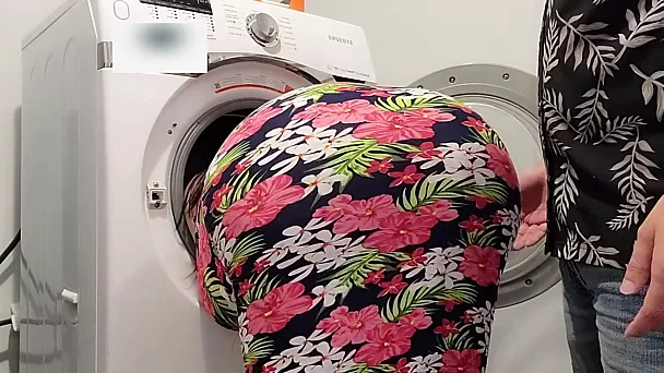 Cadela com bunda enorme presa na máquina de lavar! Perv enteado borrifou esperma em toda a bunda dela