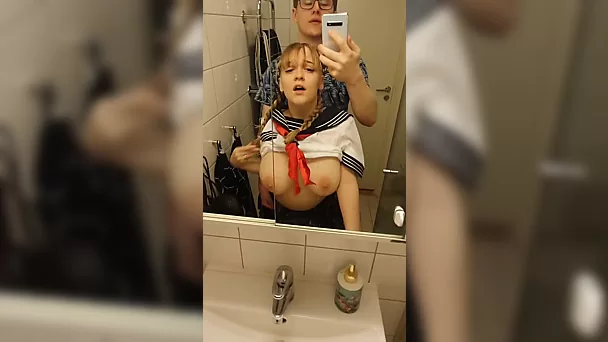 Das vollbusige Schulmädchen wurde von ihrem Freund direkt auf der Toilette gefickt und besahnt