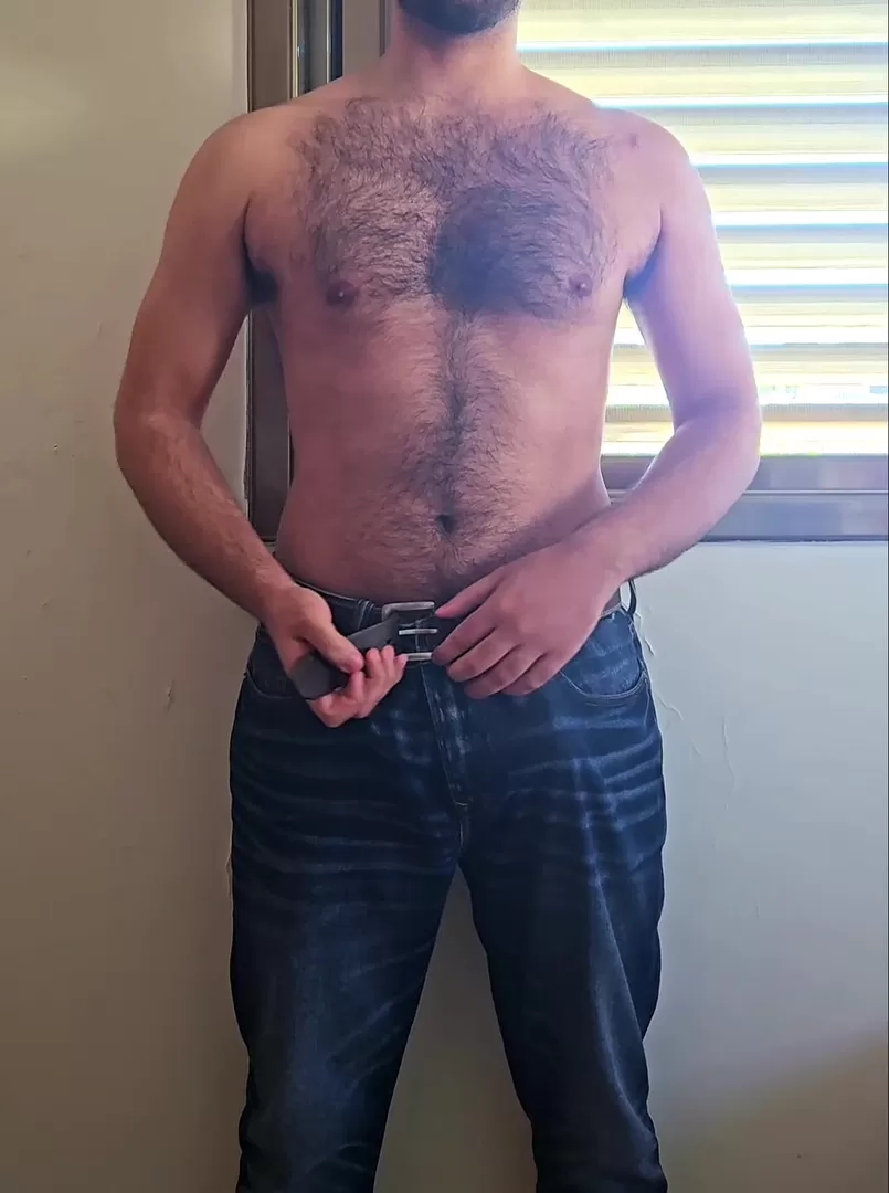 Je suis contente d'entendre que tu aimes mes poils sur la poitrine, mon frère. Que penses-tu de mon torse alors ?