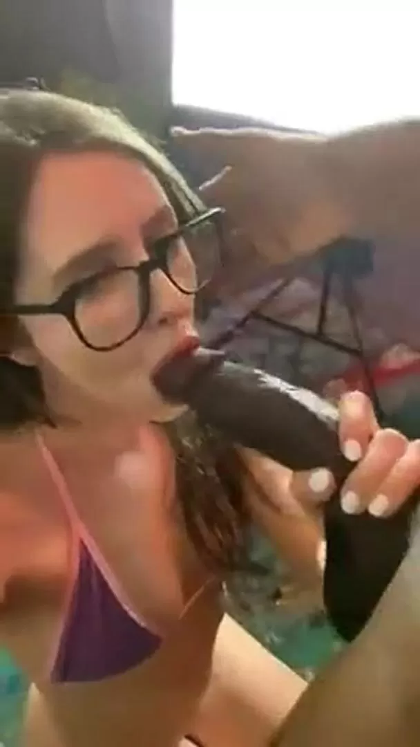 Elle s'enregistre en train de sucer une grosse bite noire