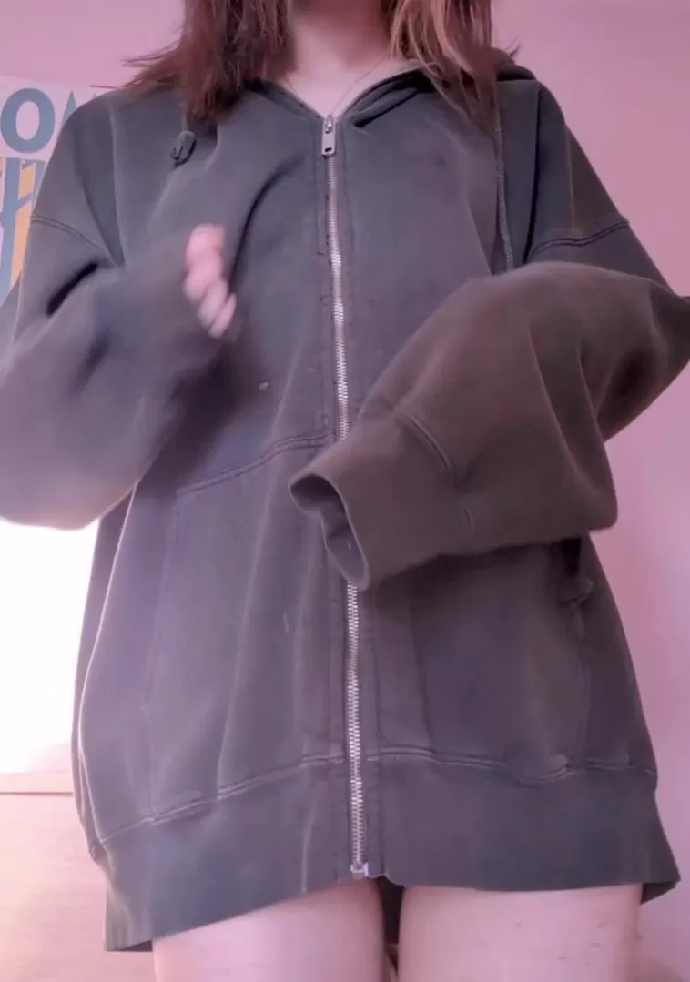 Vous voulez voir ce qu'il y a sous le sweat à capuche ?