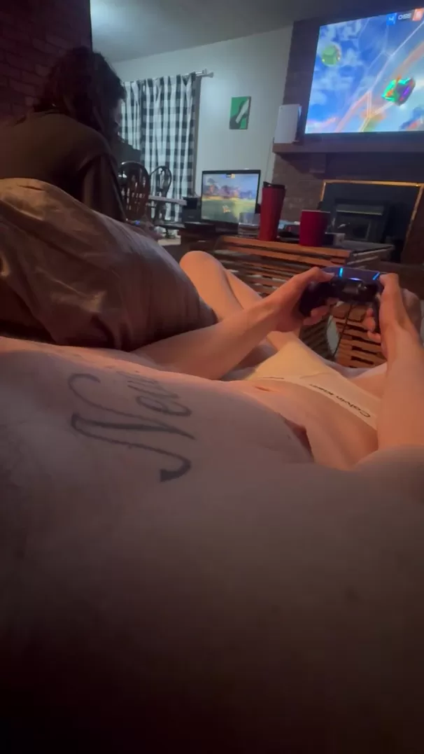 Normalisez le fait de vous détendre en sous-vêtements avec des amis !