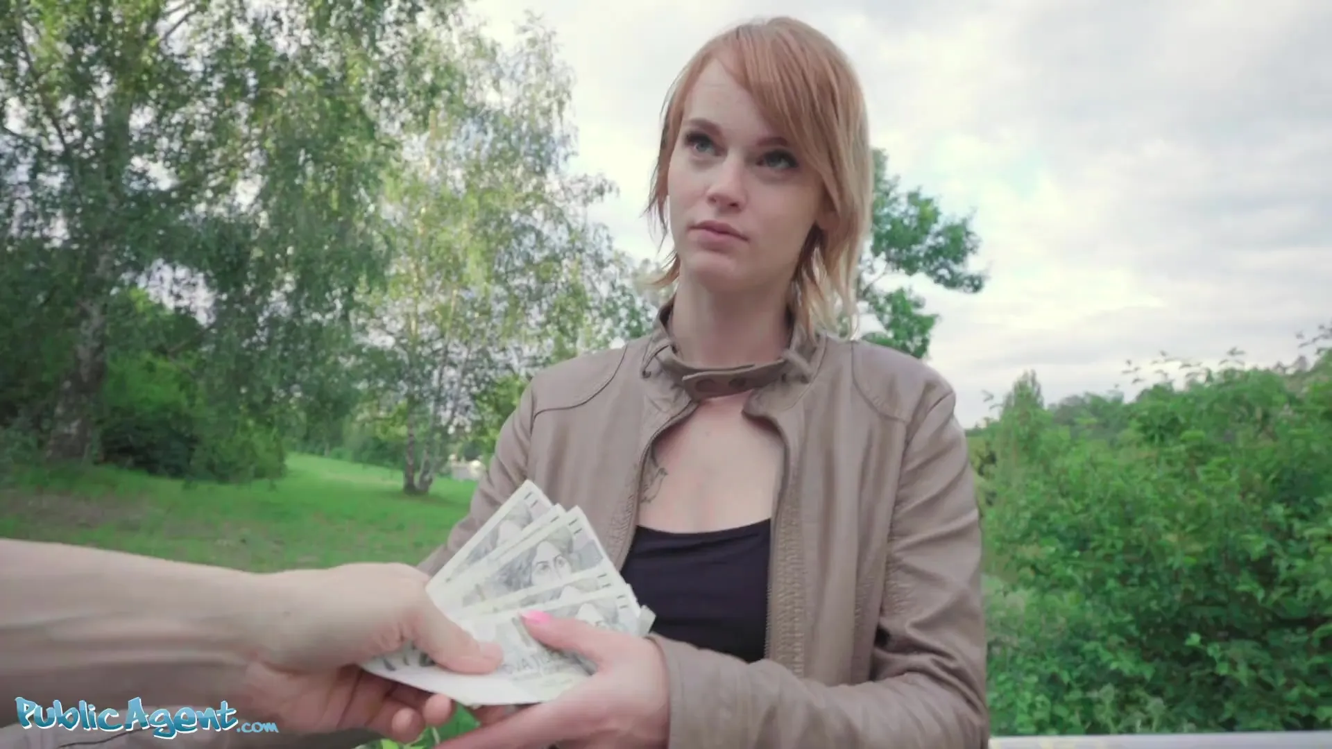 Tschechischer Beamter bittet Rotschopf, für Geld zu lutschen Foto Foto