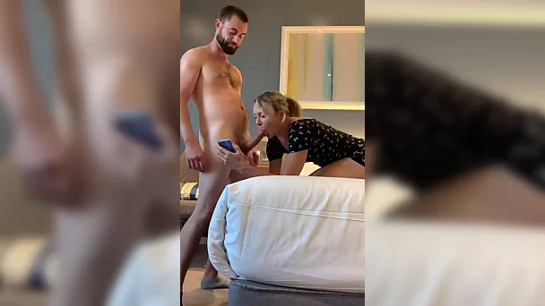 Mujer rubia engaña a su marido con una gran polla en la habitación del hotel
